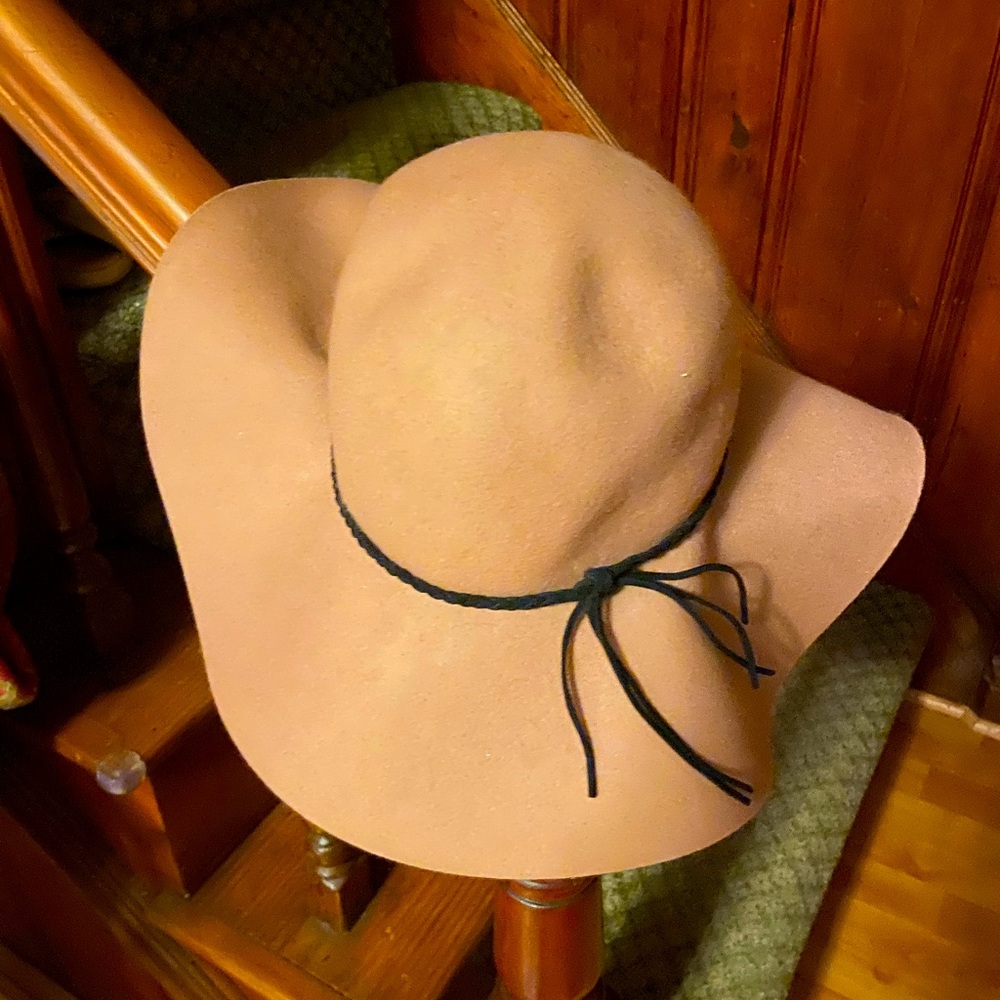 Camel floppy hat (one size) NWOT